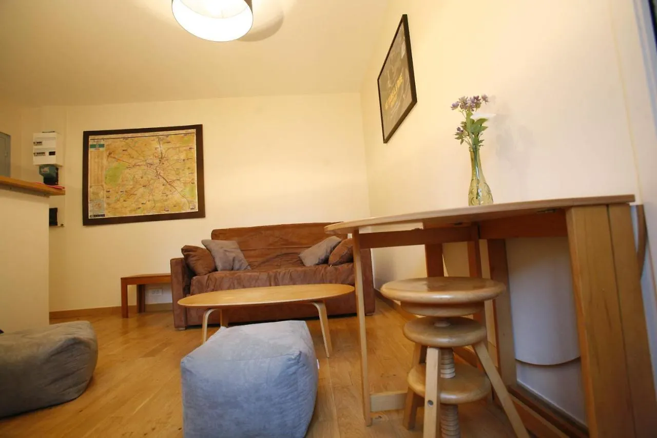 Apartment Charmante Sante Paris